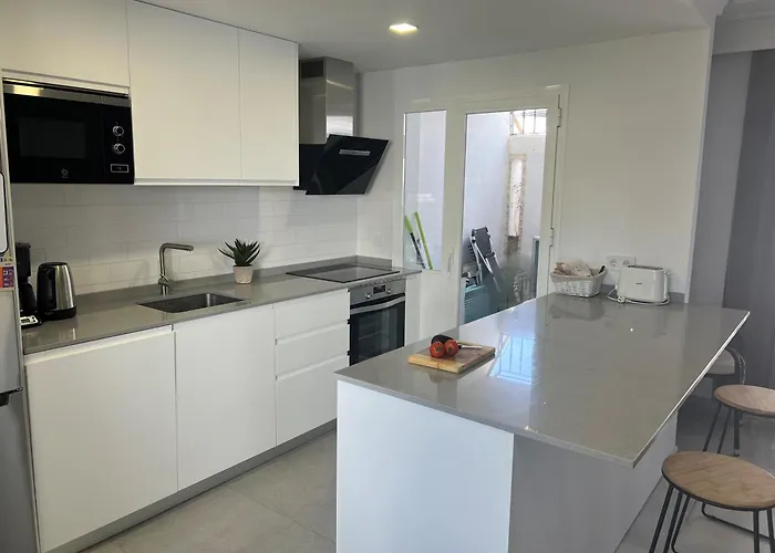 Beautiful Spacious 3 Bedroom Apartament *